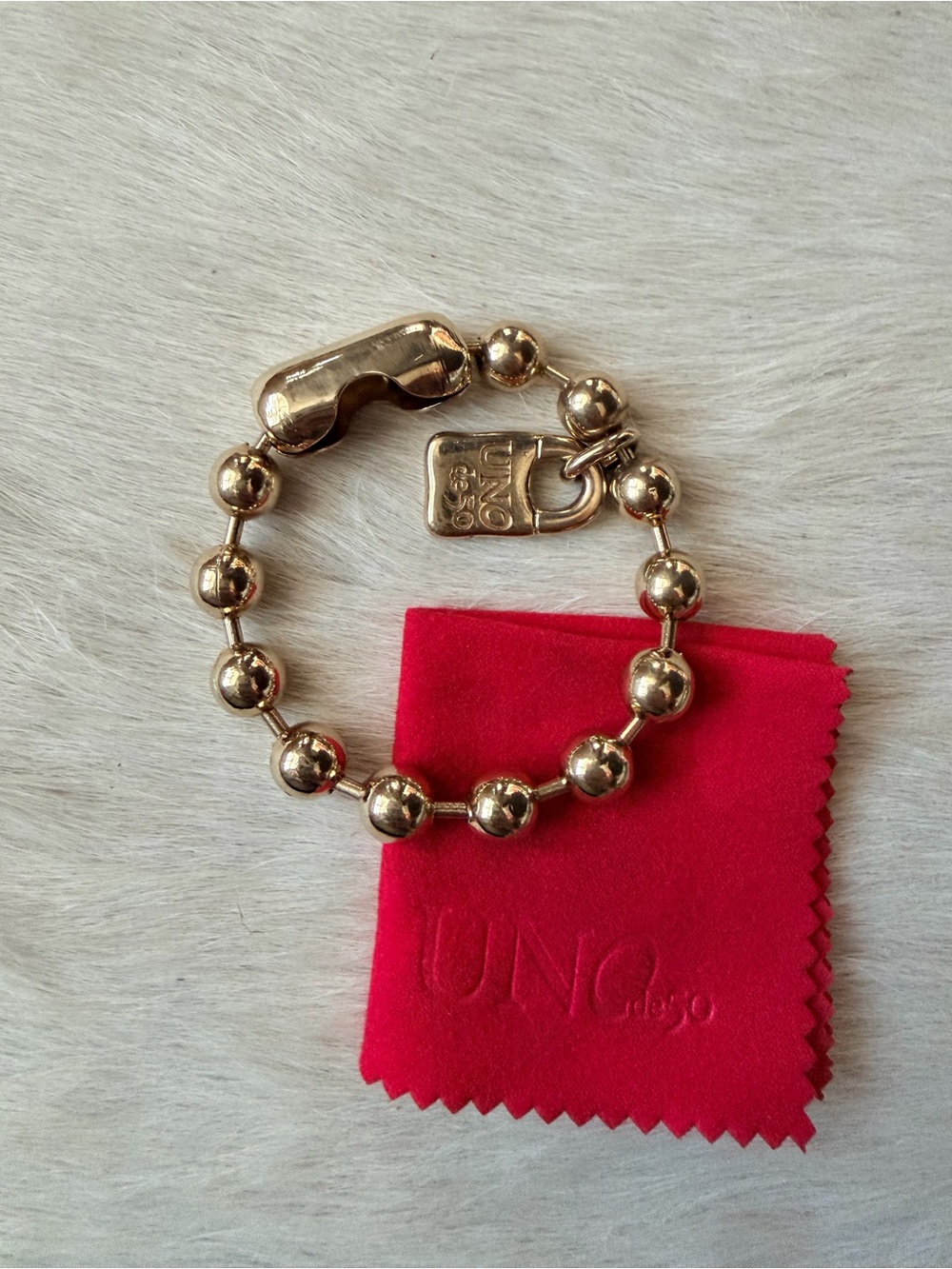 UNO de 50 Gold Bead Bracelet with Logo Tag - Gold - Picture 3 of 3